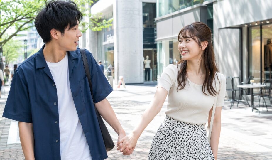 手を繋ぎたくなる女性の心理と脈あり本音を解説